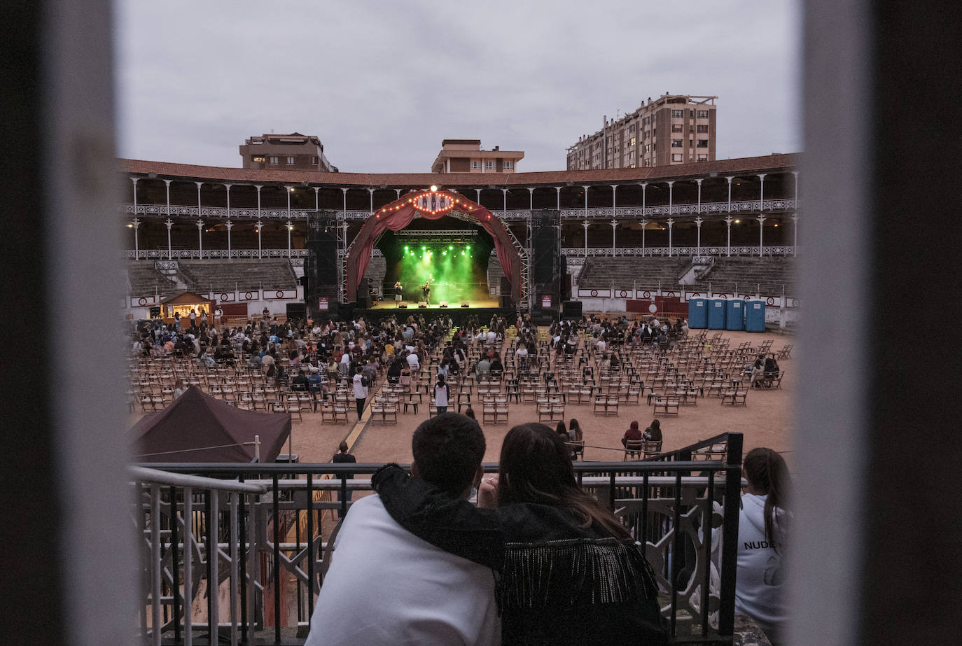 El Bibio vibró con el joven grupo a golpe del son más urbano y que protagonizó un gesto de repulsa por el asesinato de Samuel, el joven coruñés víctima de una paliza que acabó con su vida.