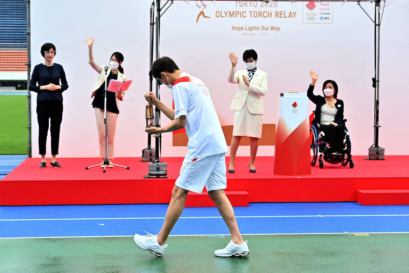 El exjugador de tenis japonés Shuzo Matsuoka y la extiradora paralímpica Aki Taguchi han sido los encargados de prender la llama olímpica de los Juegos de Tokio 2020, que debido a la panemia se celebrarán este verano, un año después de lo previsto, y sin público. La ceremonia que marca el inicio de la cuenta atrás hacia el mayor evento deportivo del mundo se ha celebrado este viernes en el parque olímpico Komazawa. Han asistido, además de ambos deportistas, la gobernadora de Tokio, Yuriko Koike. 