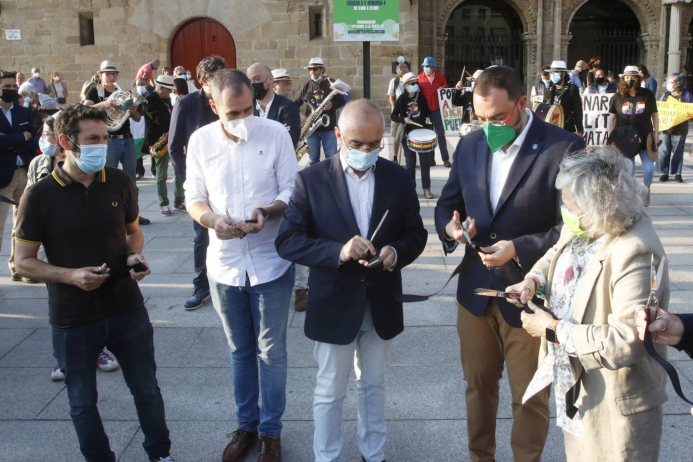 La Semana Negra, recepción municipal, corte de cinta y charla de Carlos Bardem mediante, alza el telón a diez días de realidades y ficciones, de nuevo en la calle y con 150 escritores.