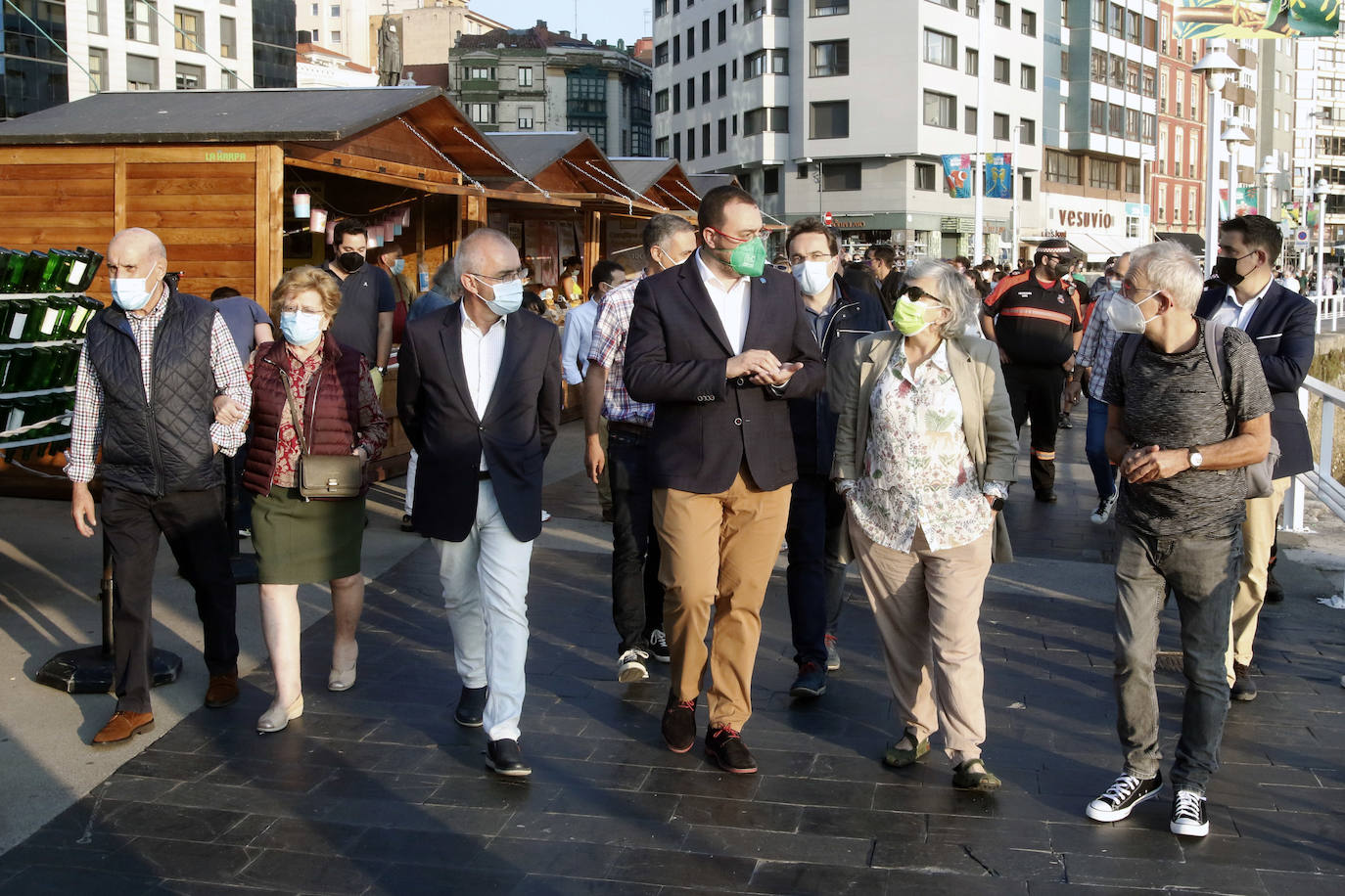La Semana Negra, recepción municipal, corte de cinta y charla de Carlos Bardem mediante, alza el telón a diez días de realidades y ficciones, de nuevo en la calle y con 150 escritores.