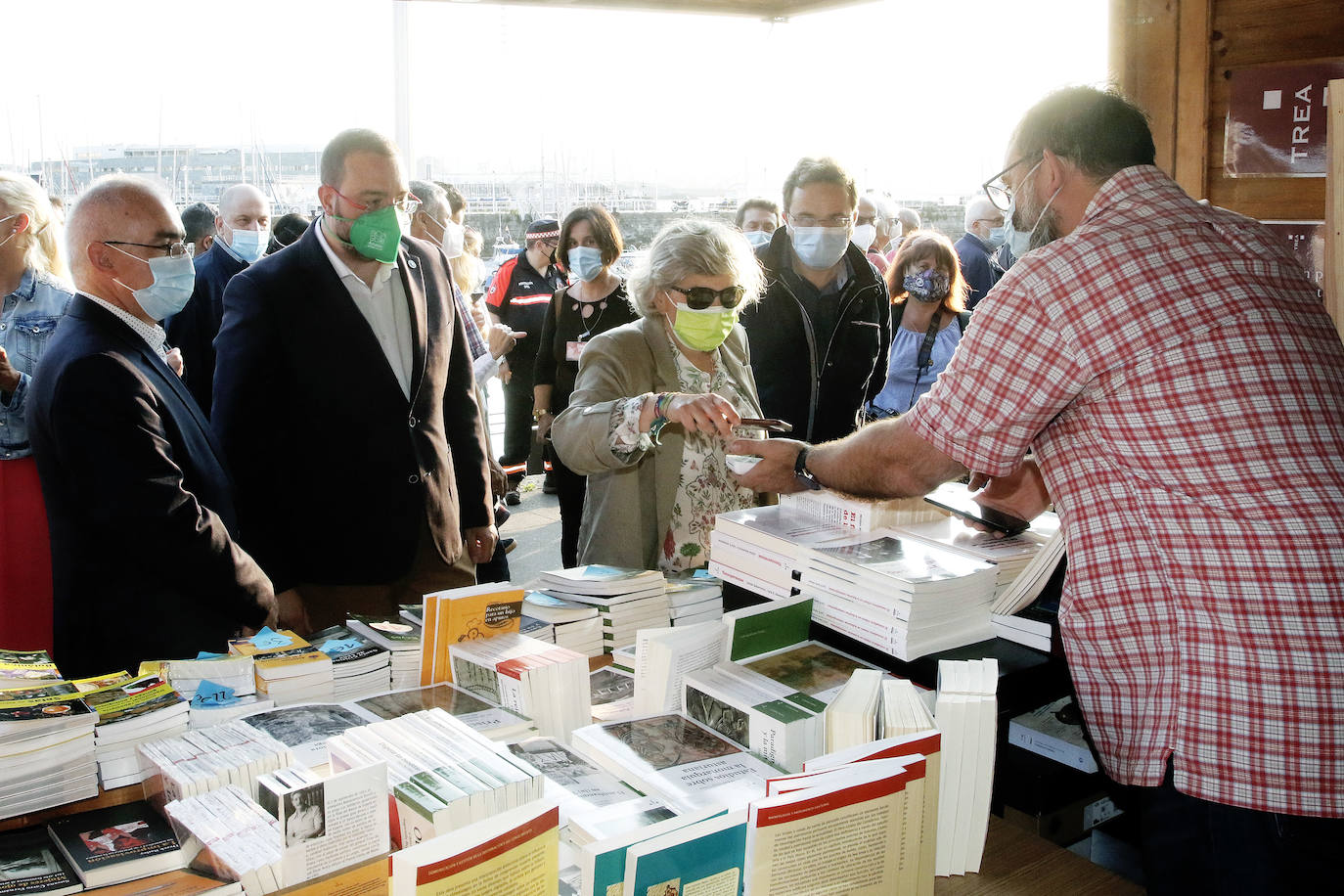 La Semana Negra, recepción municipal, corte de cinta y charla de Carlos Bardem mediante, alza el telón a diez días de realidades y ficciones, de nuevo en la calle y con 150 escritores.