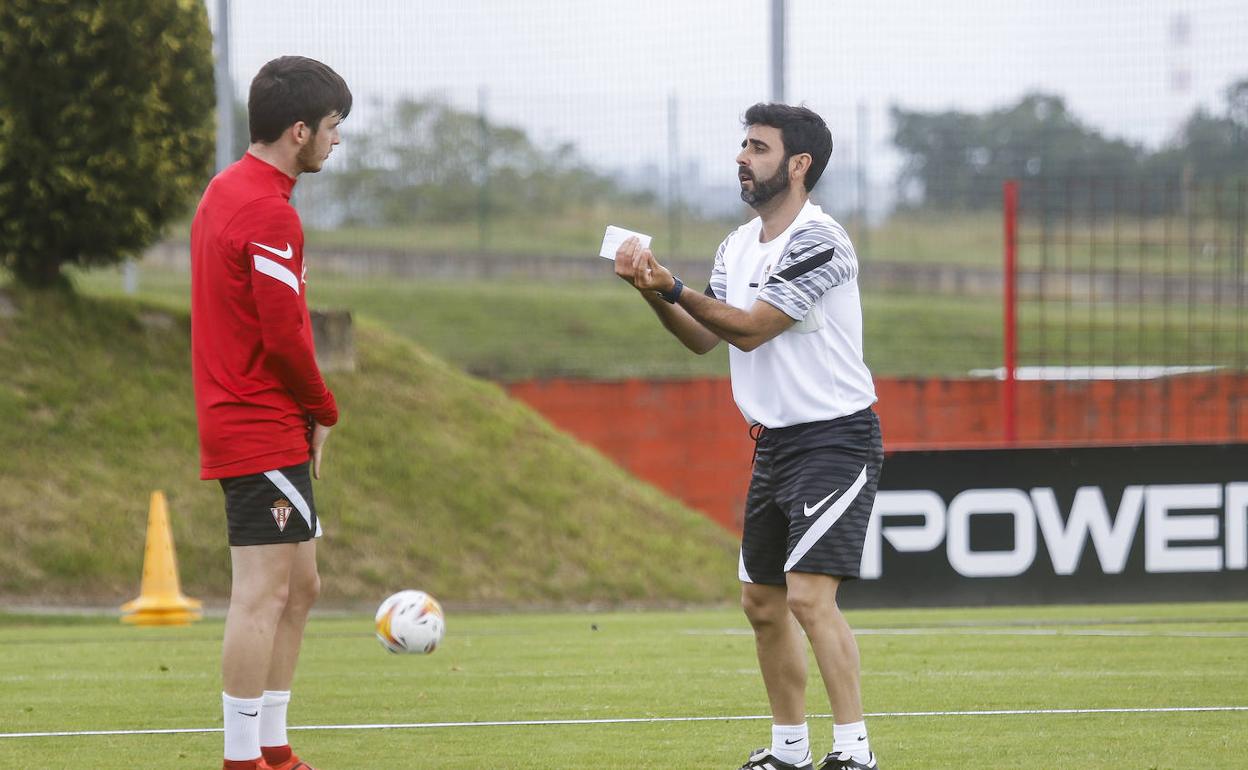 David Gallego, ayer, hace una indicación a Guille Rosas durante un momento del entrenamiento.