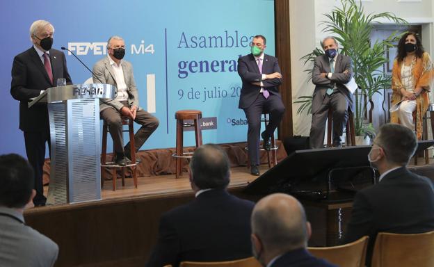 Guillermo Ulacia interviene en la asamblea de Femetal. Sentados, Belarmino Feito, Adrián Barbón, José Miguel Guerrero y Marina Pineda.