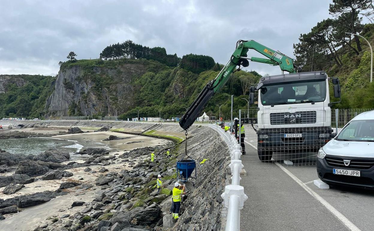 Los trabajos para reparar la carretera de acceso a las playas de Luarca comenzaron ayer en la playa Tercera.