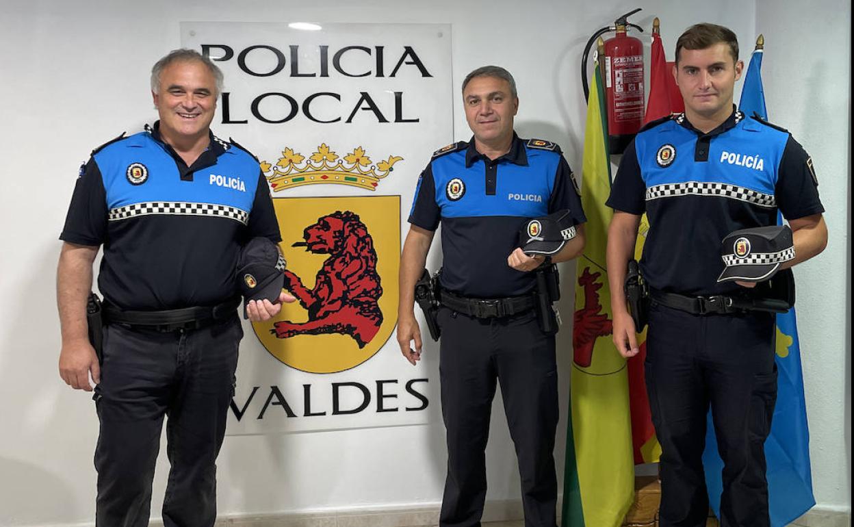 Tres policías de Luarca salvan a un octogenario que iba a precipitarse desde un tercer piso