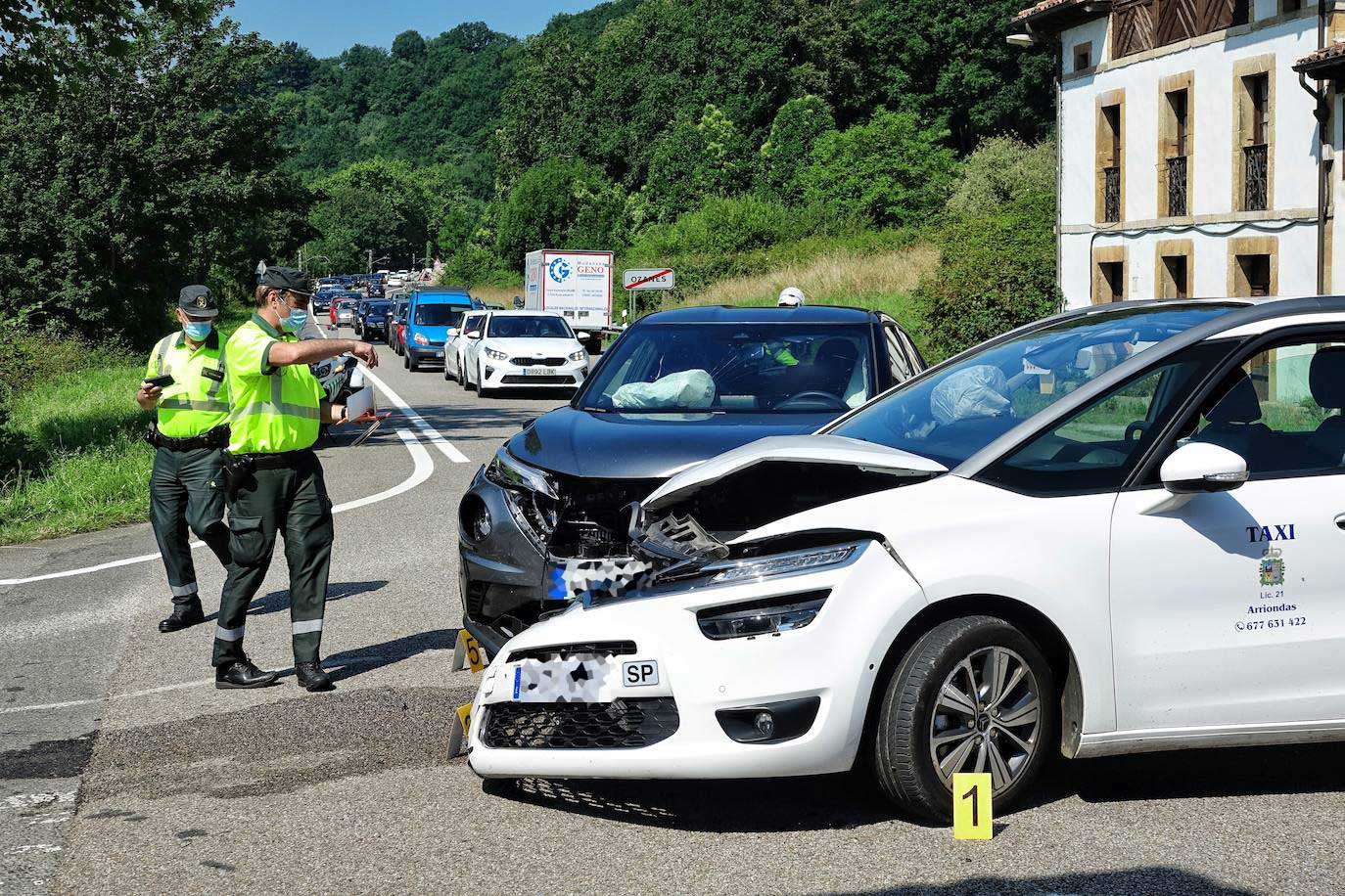 Un choque entre dos vehículos en la localidad de Ozanes, en el concejo de Parres, se ha saldado con cuatro personas heridas, todos ellos de carácter leve.