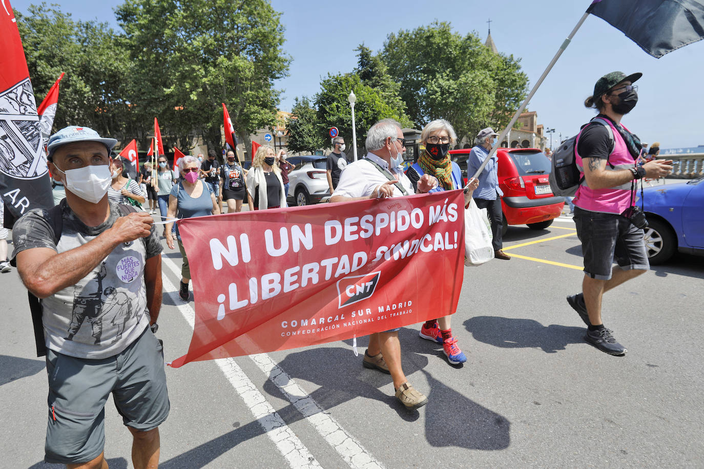 Decenas de personas han participado en Gijón en una manifestación convocada contra la sentencia del llamado caso 'La Suiza', por la que siete miembros de la CNT fueron condenados a un total de 24,5 años de prisión.