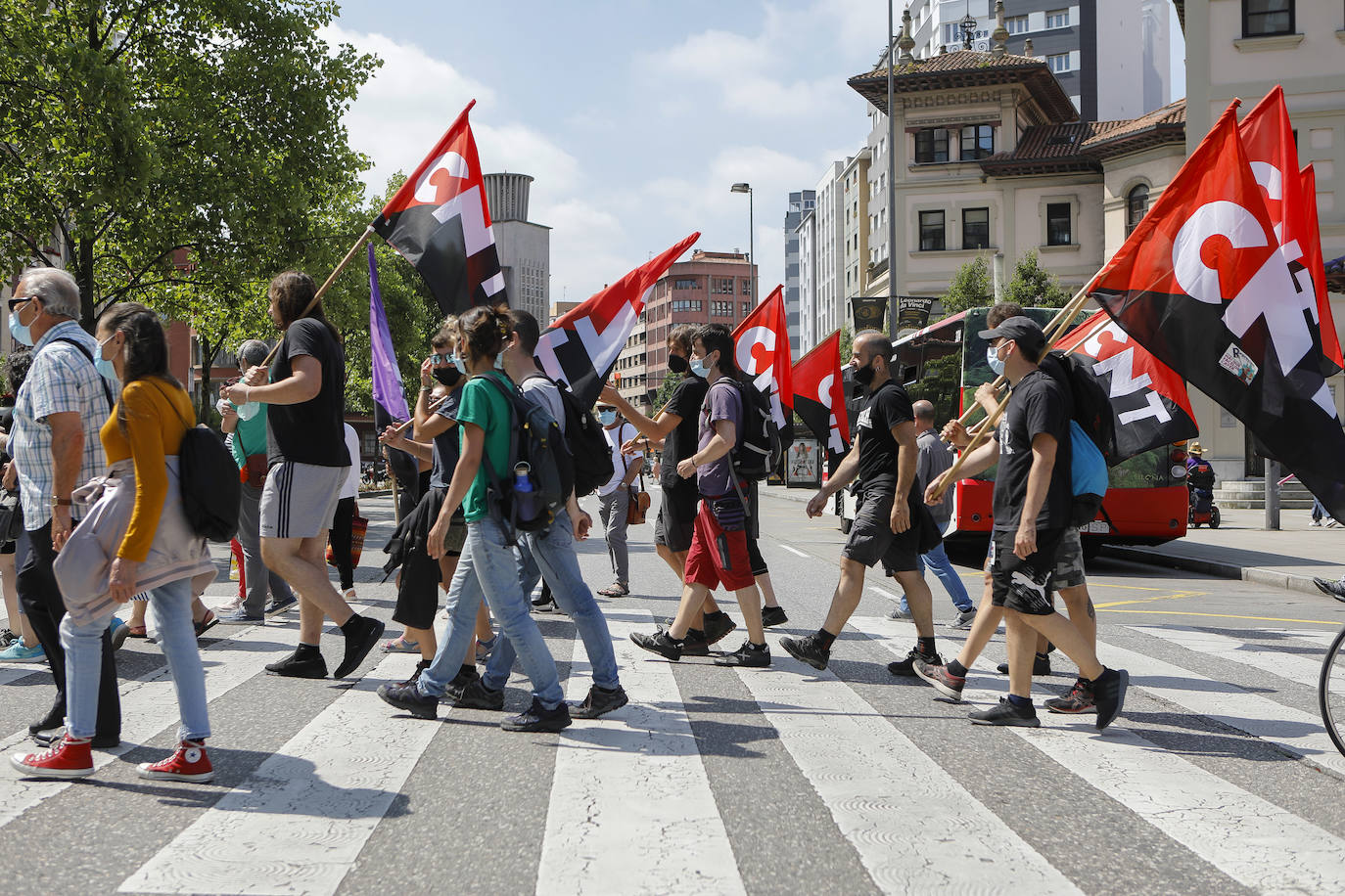 Decenas de personas han participado en Gijón en una manifestación convocada contra la sentencia del llamado caso 'La Suiza', por la que siete miembros de la CNT fueron condenados a un total de 24,5 años de prisión.