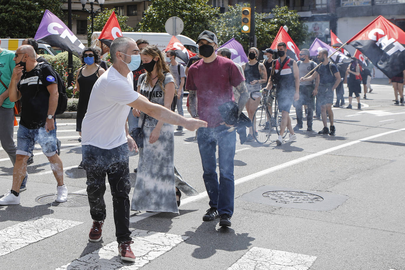 Decenas de personas han participado en Gijón en una manifestación convocada contra la sentencia del llamado caso 'La Suiza', por la que siete miembros de la CNT fueron condenados a un total de 24,5 años de prisión.