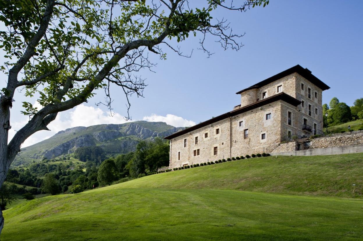 Narbasu Restaurante y Hotel, el nuevo proyecto de la familia Manzano, está situado en el enclave natural del Palacio de Rubianes, en la localidad de Piloña. 