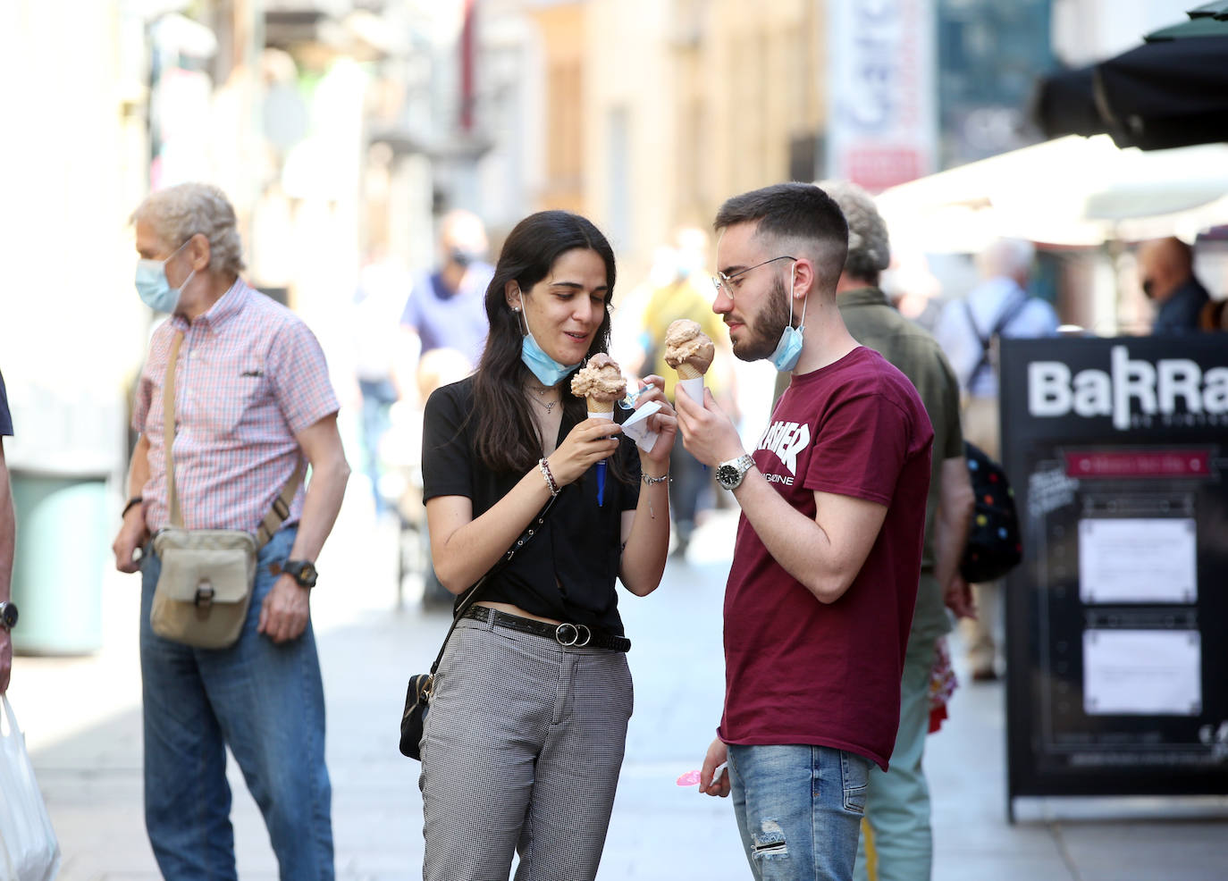 El sol y las temperaturas agradables, lejanas a la ola de calor que afecta al resto del país, llenan los arenales.