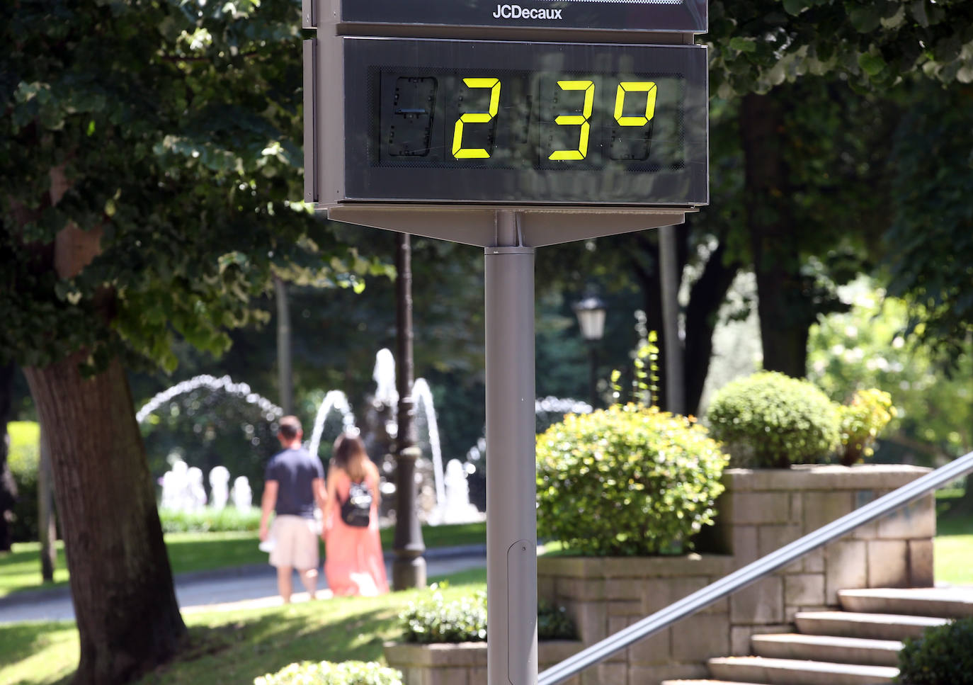 El sol y las temperaturas agradables, lejanas a la ola de calor que afecta al resto del país, llenan los arenales.