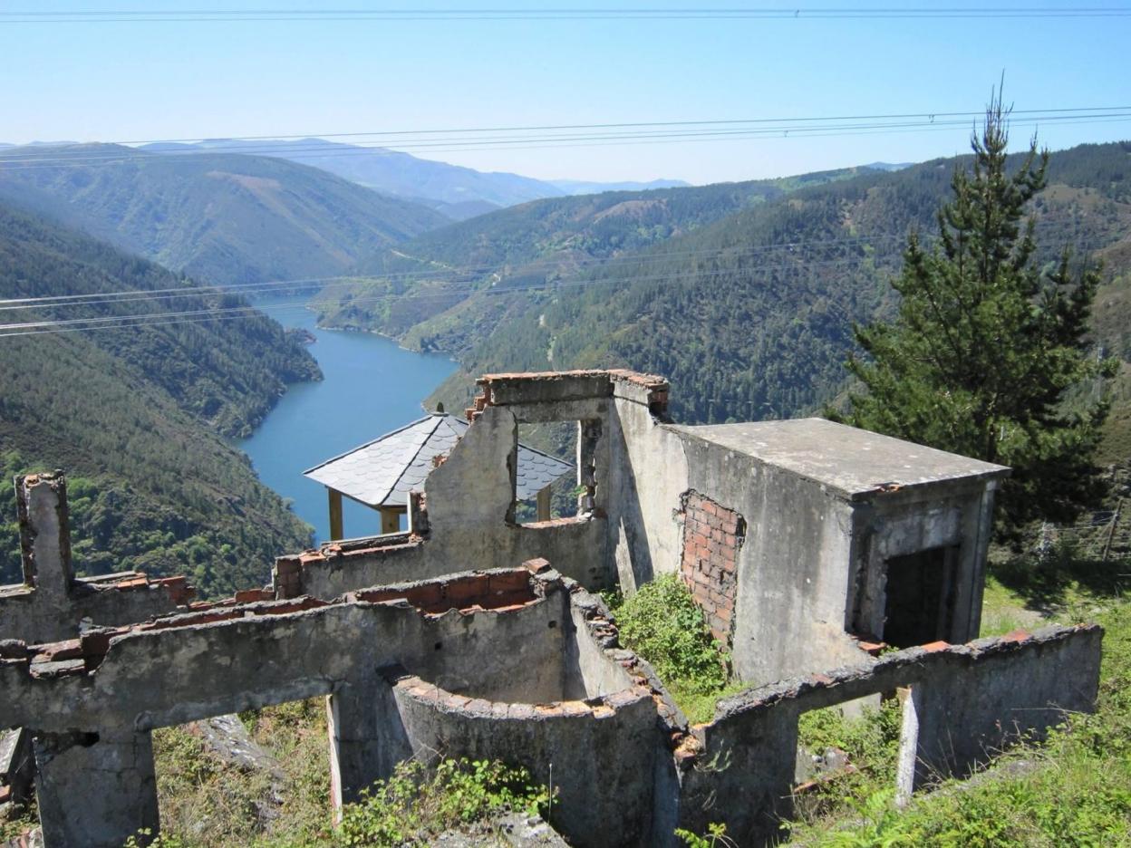 Vistas al embalse de Grandas de Salime desde el poblado de A Paicega. 