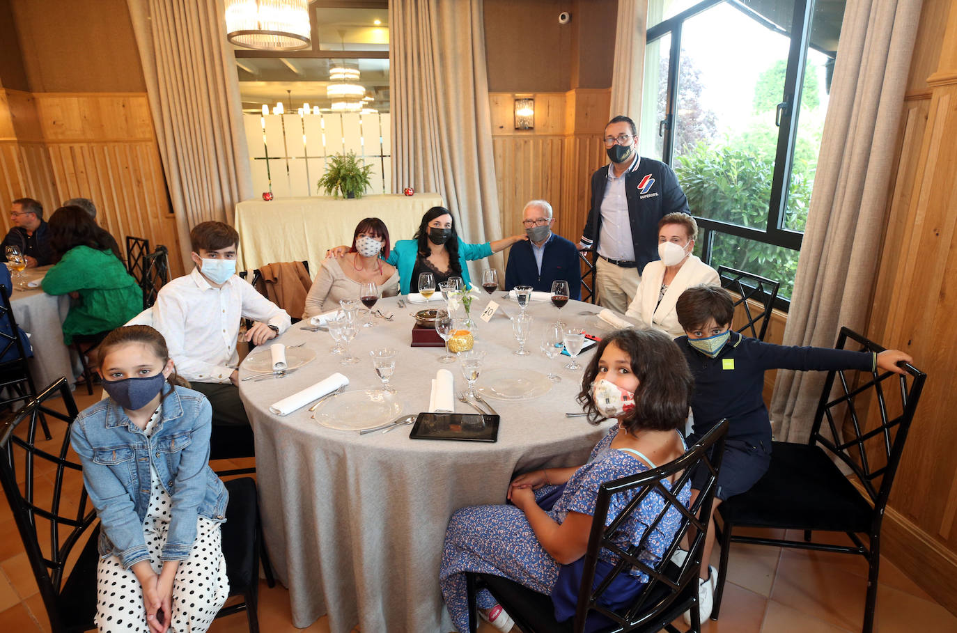 Los cocineros Ricard Camarena, Jaime Uz y Lara Roguez y el empresario Ramón Coalla han recibido en Oviedo los premios de la gastronomía asturiana que concede Yantar.