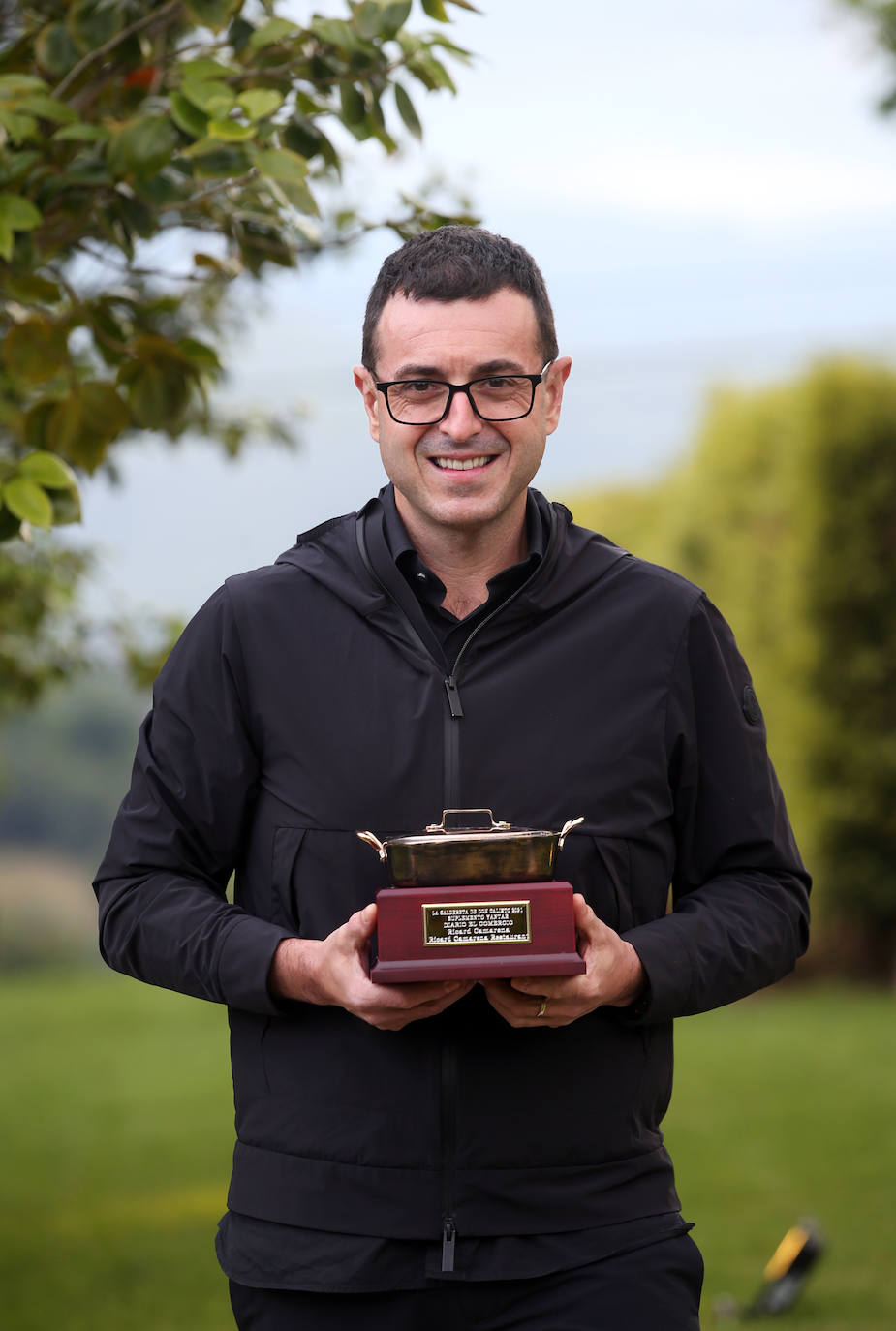 Los cocineros Ricard Camarena, Jaime Uz y Lara Roguez y el empresario Ramón Coalla han recibido en Oviedo los premios de la gastronomía asturiana que concede Yantar.