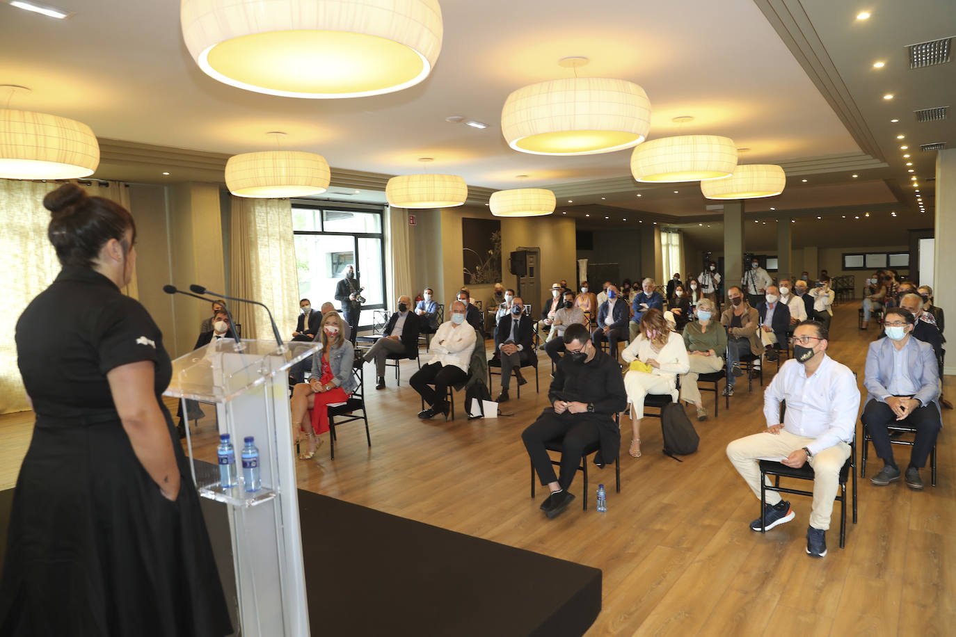 Los cocineros Ricard Camarena, Jaime Uz y Lara Roguez y el empresario Ramón Coalla han recibido en Oviedo los premios de la gastronomía asturiana que concede Yantar.