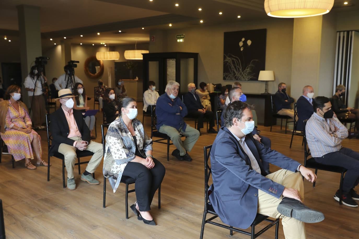 Los cocineros Ricard Camarena, Jaime Uz y Lara Roguez y el empresario Ramón Coalla han recibido en Oviedo los premios de la gastronomía asturiana que concede Yantar.