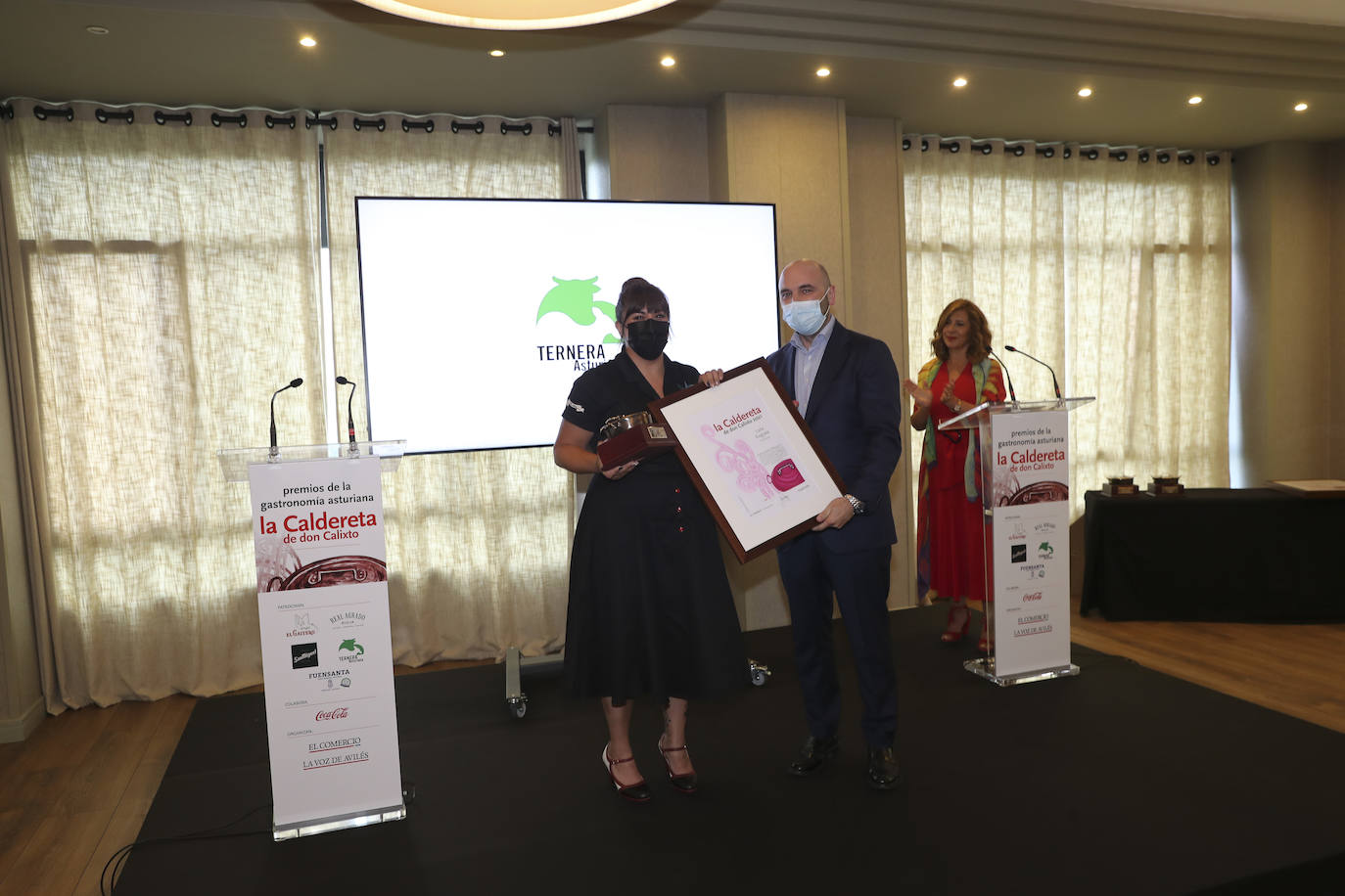 Los cocineros Ricard Camarena, Jaime Uz y Lara Roguez y el empresario Ramón Coalla han recibido en Oviedo los premios de la gastronomía asturiana que concede Yantar.