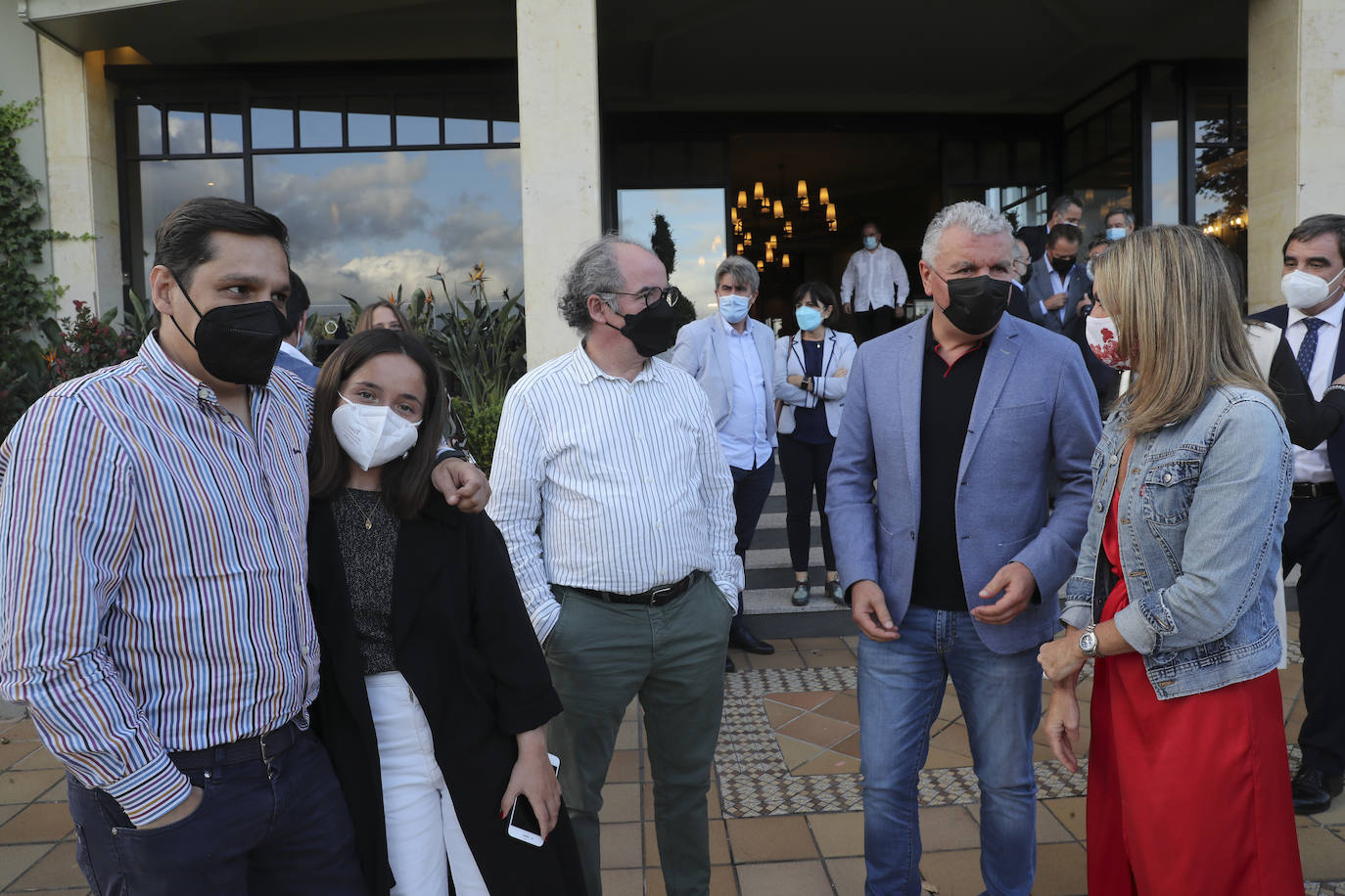 Los cocineros Ricard Camarena, Jaime Uz y Lara Roguez y el empresario Ramón Coalla han recibido en Oviedo los premios de la gastronomía asturiana que concede Yantar.