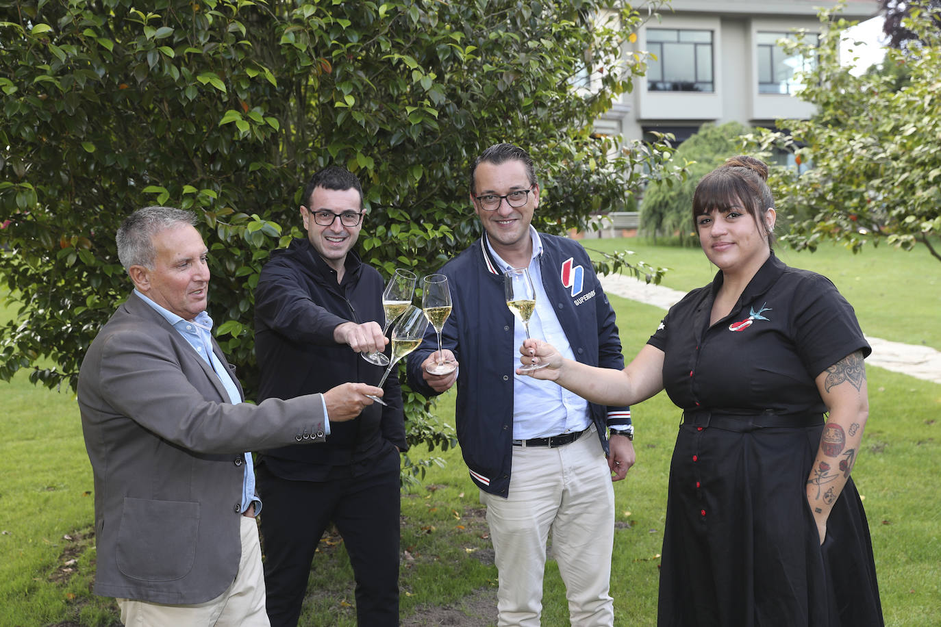 Los cocineros Ricard Camarena, Jaime Uz y Lara Roguez y el empresario Ramón Coalla han recibido en Oviedo los premios de la gastronomía asturiana que concede Yantar.