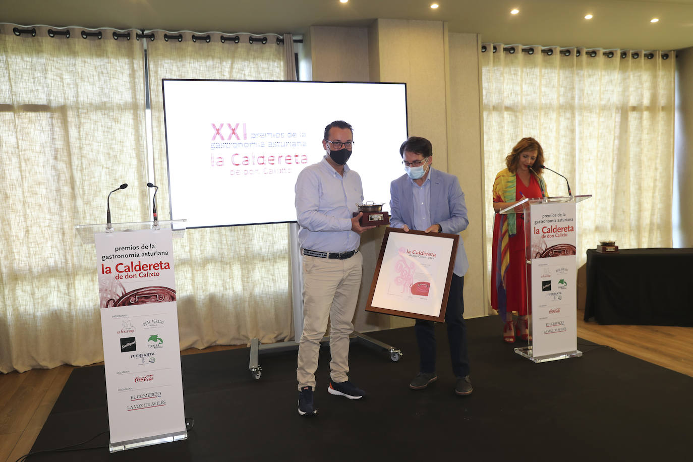 Los cocineros Ricard Camarena, Jaime Uz y Lara Roguez y el empresario Ramón Coalla han recibido en Oviedo los premios de la gastronomía asturiana que concede Yantar.