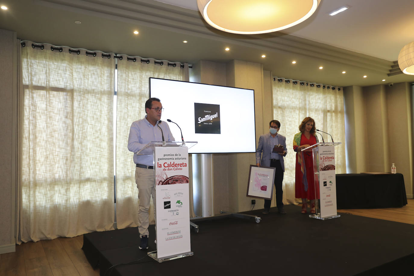 Los cocineros Ricard Camarena, Jaime Uz y Lara Roguez y el empresario Ramón Coalla han recibido en Oviedo los premios de la gastronomía asturiana que concede Yantar.