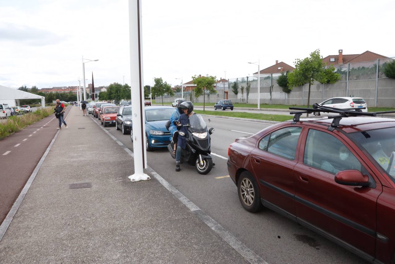 Colas esta mañana en Gijón, en la Explanada de Marina Civil, para la realización por parte de jóvenes que responden al llamamiento del Gobierno asturiano de pruebas PCR que permitan frenar el auge de la pandemia en Asturias.