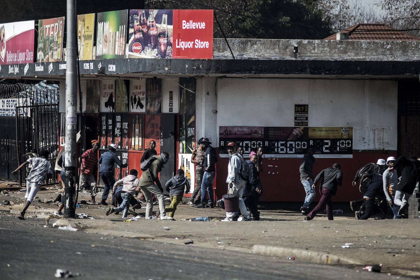 Jornada de protestas en varias provincias de Sudáfrica tras el encarcelamiento de quien fuera presidente del país entre 2009 y 2018. Jacob Zuma, de 79 años, fue condenado por la justicia a 15 meses de cárcel tras incumplir su obligación de presentarse ante una comisión que investiga la corrupción durante su mandato Está previsto que el Tribunal Constitucional escuche su apelación, aunque los expertos advierten de que es probable que el veredicto se mantenga. 