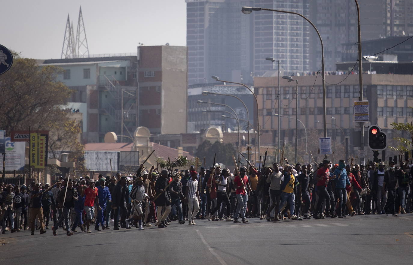 Jornada de protestas en varias provincias de Sudáfrica tras el encarcelamiento de quien fuera presidente del país entre 2009 y 2018. Jacob Zuma, de 79 años, fue condenado por la justicia a 15 meses de cárcel tras incumplir su obligación de presentarse ante una comisión que investiga la corrupción durante su mandato Está previsto que el Tribunal Constitucional escuche su apelación, aunque los expertos advierten de que es probable que el veredicto se mantenga. 