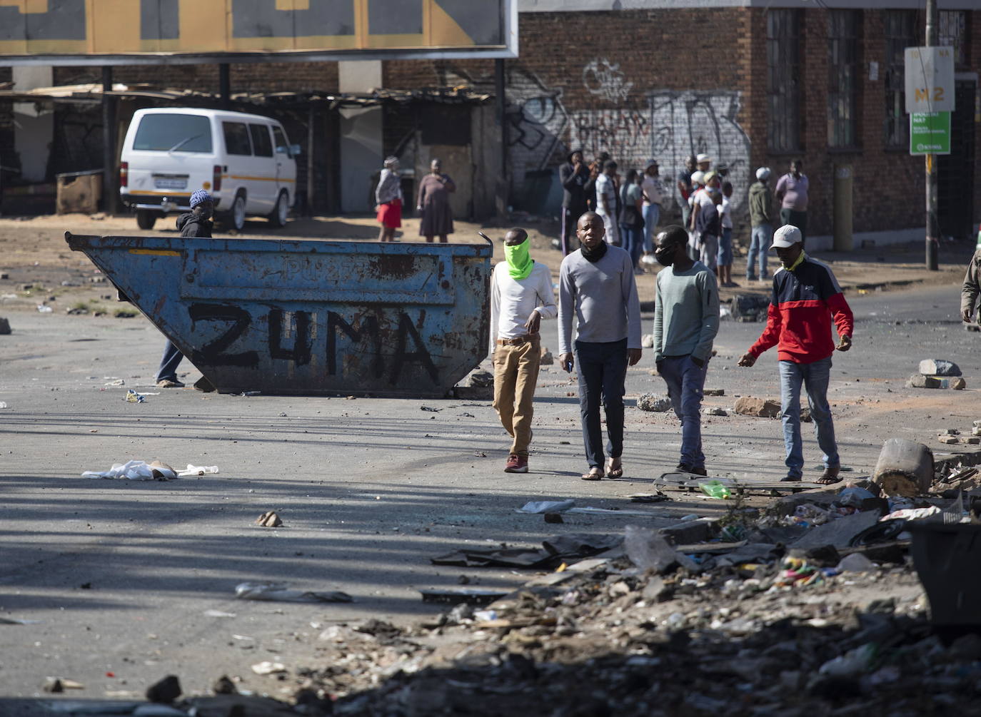 Jornada de protestas en varias provincias de Sudáfrica tras el encarcelamiento de quien fuera presidente del país entre 2009 y 2018. Jacob Zuma, de 79 años, fue condenado por la justicia a 15 meses de cárcel tras incumplir su obligación de presentarse ante una comisión que investiga la corrupción durante su mandato Está previsto que el Tribunal Constitucional escuche su apelación, aunque los expertos advierten de que es probable que el veredicto se mantenga. 