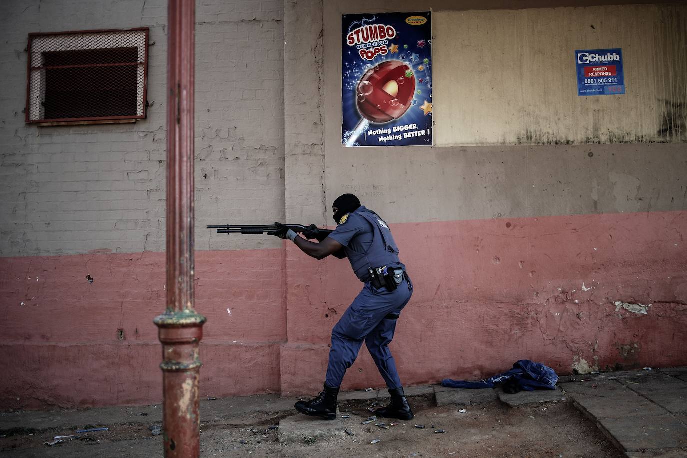 Jornada de protestas en varias provincias de Sudáfrica tras el encarcelamiento de quien fuera presidente del país entre 2009 y 2018. Jacob Zuma, de 79 años, fue condenado por la justicia a 15 meses de cárcel tras incumplir su obligación de presentarse ante una comisión que investiga la corrupción durante su mandato Está previsto que el Tribunal Constitucional escuche su apelación, aunque los expertos advierten de que es probable que el veredicto se mantenga. 