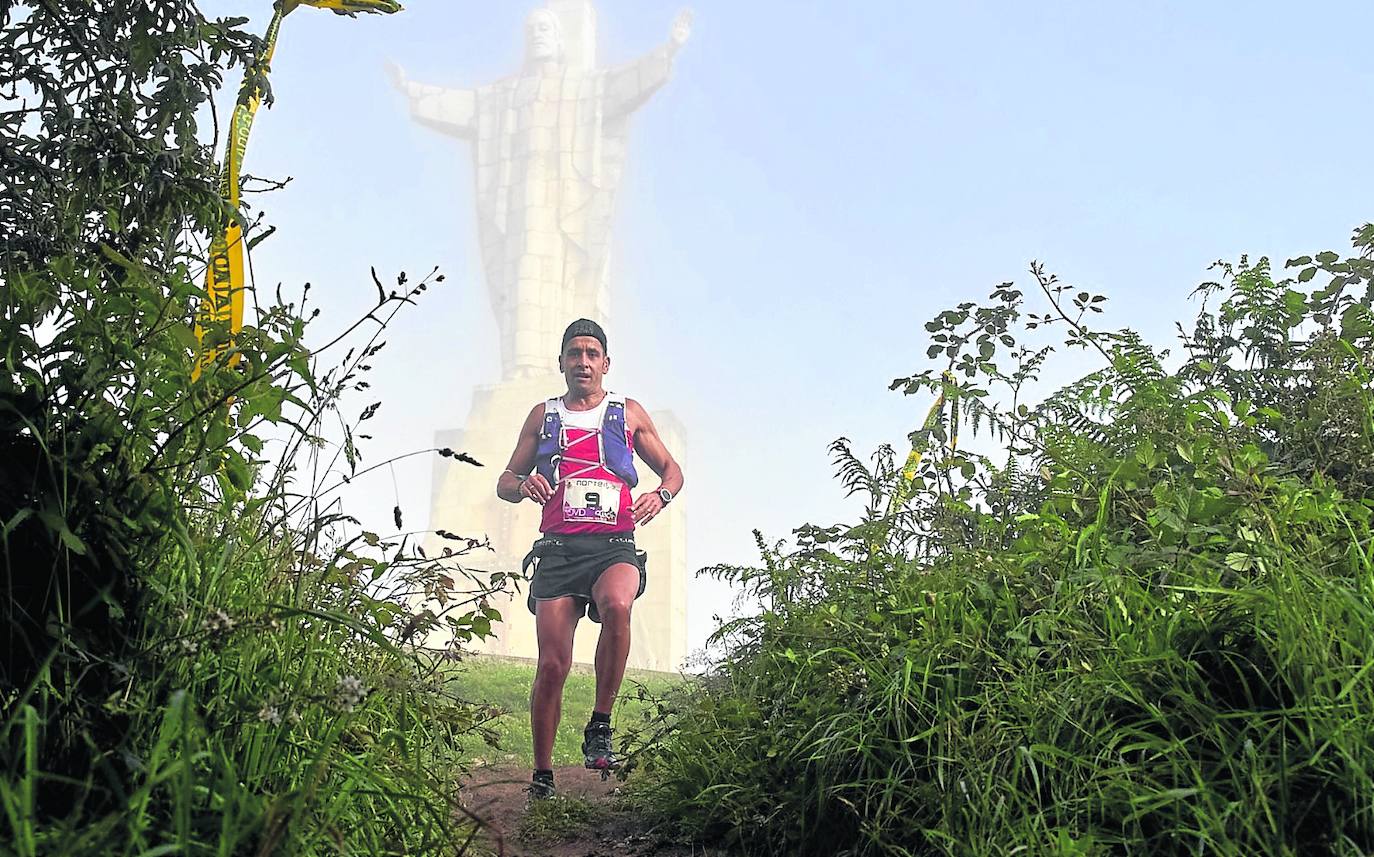 Uno de los participantes inicia el descenso desde las inmediaciones del monumento al Sagrado Corazón de Jesús, en la cima del Naranco. nortea