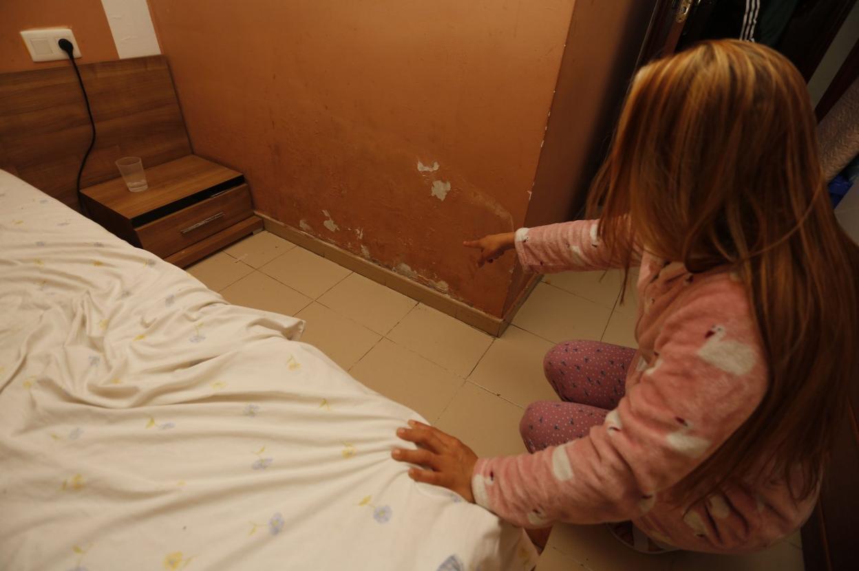 Carmen Amaya muestra las humedades de su dormitorio. 