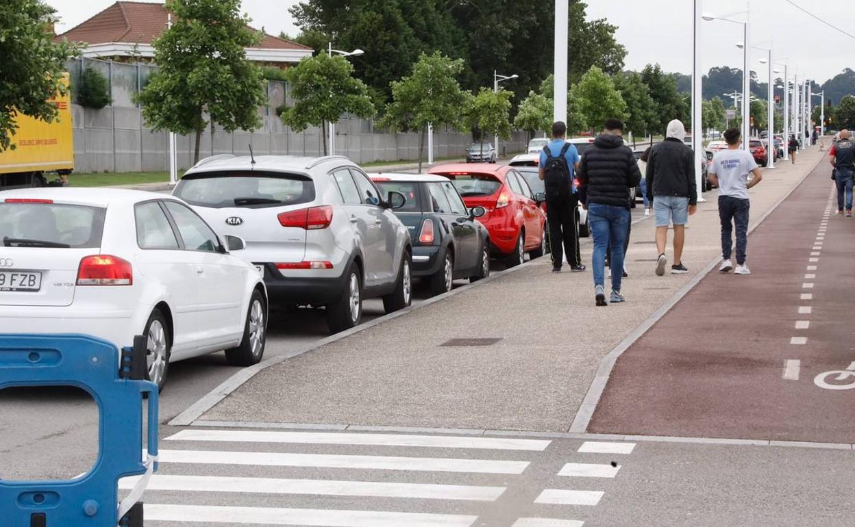 Cola de coches para el autocovid de Gijón.