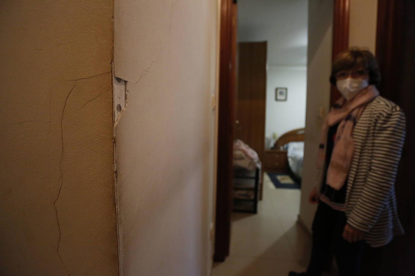 Begoña Fernández en su vivienda con grietas y humedades. paloma ucha