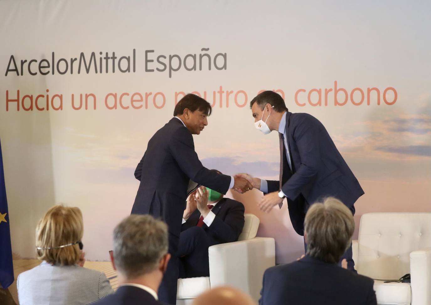 En su primera visita a Asturias en esta legislatura, el presidente Pedro Sánchez ha acudido a la presentación de la hoja de ruta de la descarbonización de la fabricación de acero en la factoría de Arcelor Mittal de Gijón. La empresa invertirá mil millones de euros en un ambicioso proyecto que incluirá la sutitución de la mitad de las instalaciones de cabecera por otras que funcionen con renovables y gas natural hasta que se desarrolle el hidrógeno