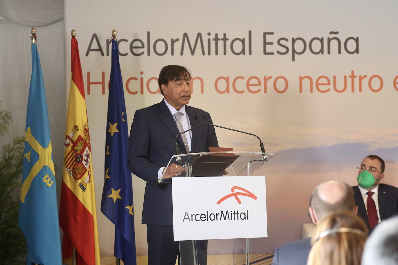 En su primera visita a Asturias en esta legislatura, el presidente Pedro Sánchez ha acudido a la presentación de la hoja de ruta de la descarbonización de la fabricación de acero en la factoría de Arcelor Mittal de Gijón. La empresa invertirá mil millones de euros en un ambicioso proyecto que incluirá la sutitución de la mitad de las instalaciones de cabecera por otras que funcionen con renovables y gas natural hasta que se desarrolle el hidrógeno