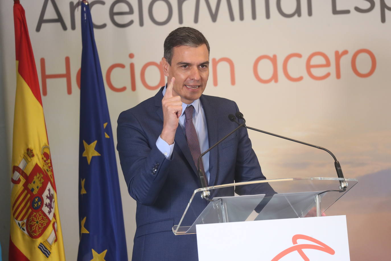 En su primera visita a Asturias en esta legislatura, el presidente Pedro Sánchez ha acudido a la presentación de la hoja de ruta de la descarbonización de la fabricación de acero en la factoría de Arcelor Mittal de Gijón. La empresa invertirá mil millones de euros en un ambicioso proyecto que incluirá la sutitución de la mitad de las instalaciones de cabecera por otras que funcionen con renovables y gas natural hasta que se desarrolle el hidrógeno