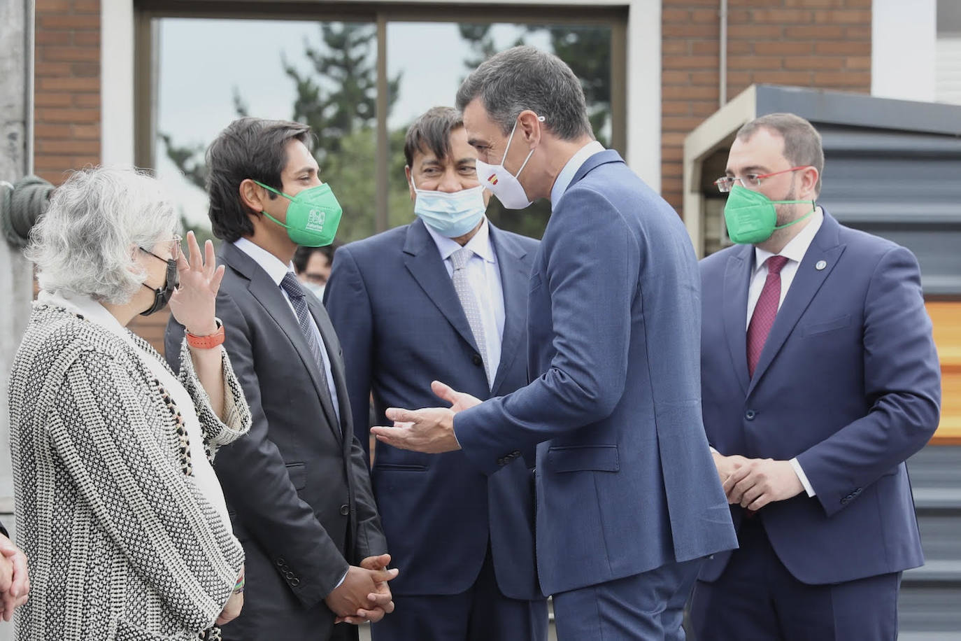 En su primera visita a Asturias en esta legislatura, el presidente Pedro Sánchez ha acudido a la presentación de la hoja de ruta de la descarbonización de la fabricación de acero en la factoría de Arcelor Mittal de Gijón. La empresa invertirá mil millones de euros en un ambicioso proyecto que incluirá la sutitución de la mitad de las instalaciones de cabecera por otras que funcionen con renovables y gas natural hasta que se desarrolle el hidrógeno