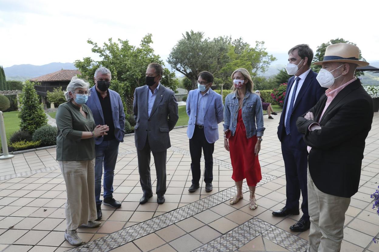 Ana González, Belarmino Feito, Félix Baragaño, Ángel González, Graciela Blanco, Ignacio Pérez Alonso y Eufrasio Sánchez. 