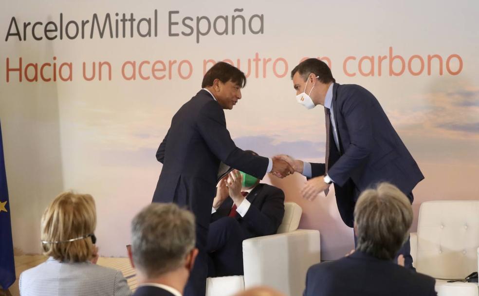 Lakshmi Mittal y Pedro Sánchez se dan la mano durante la presentación del plan inversor.