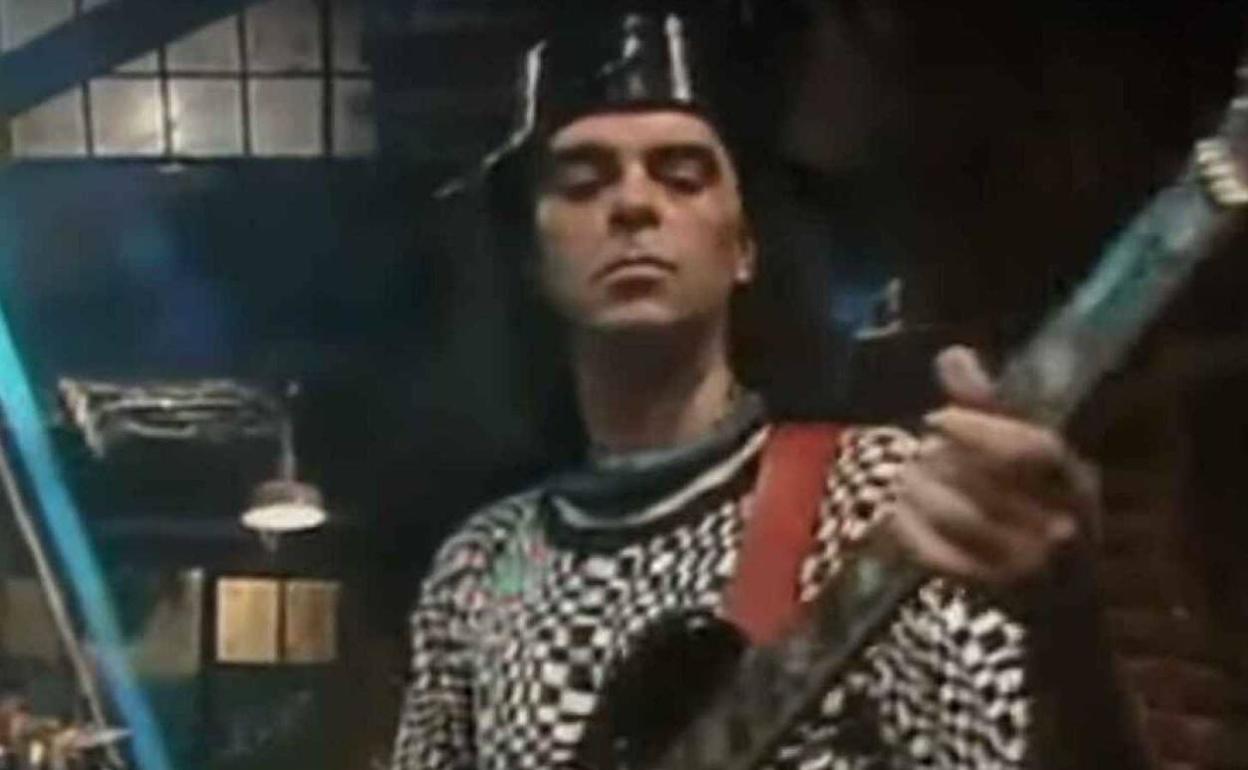 Gonzalo Muñoz Hinojal 'Salo', en una actuación con Extremoduro 