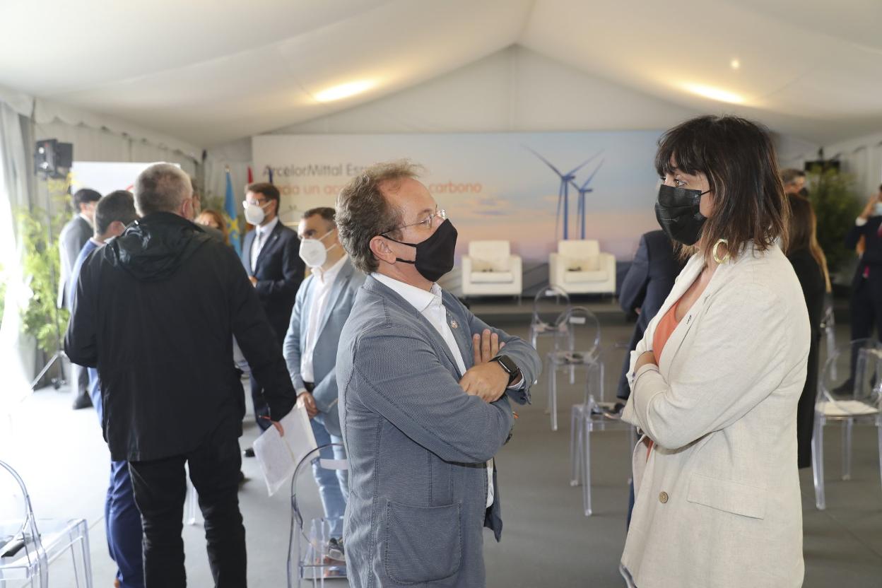 Pedro Hojas conversa con Garbiñe Espejo. 