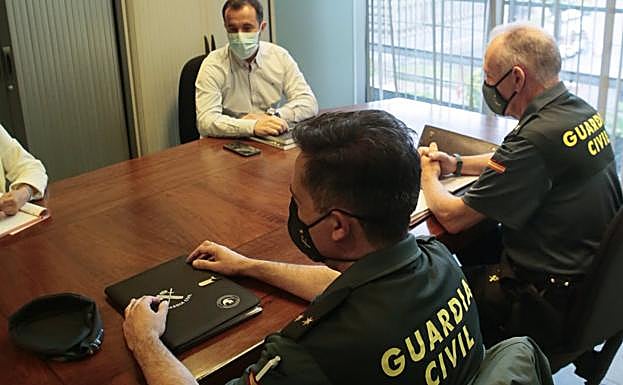 David Villar, ayer, con los responsables del Seprona. 