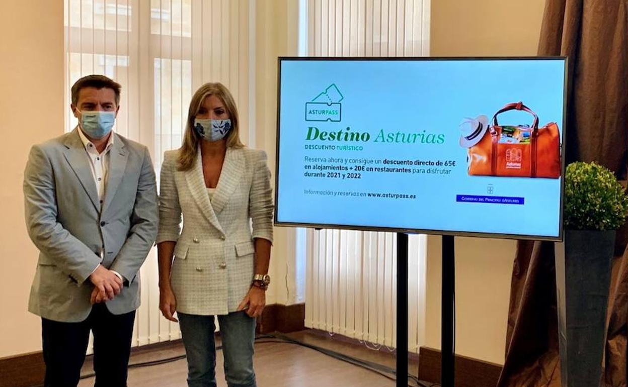 La viceconsejera de Turismo, Graciela Blanco, junto al presidente de Otea, José Álvarez Almeida