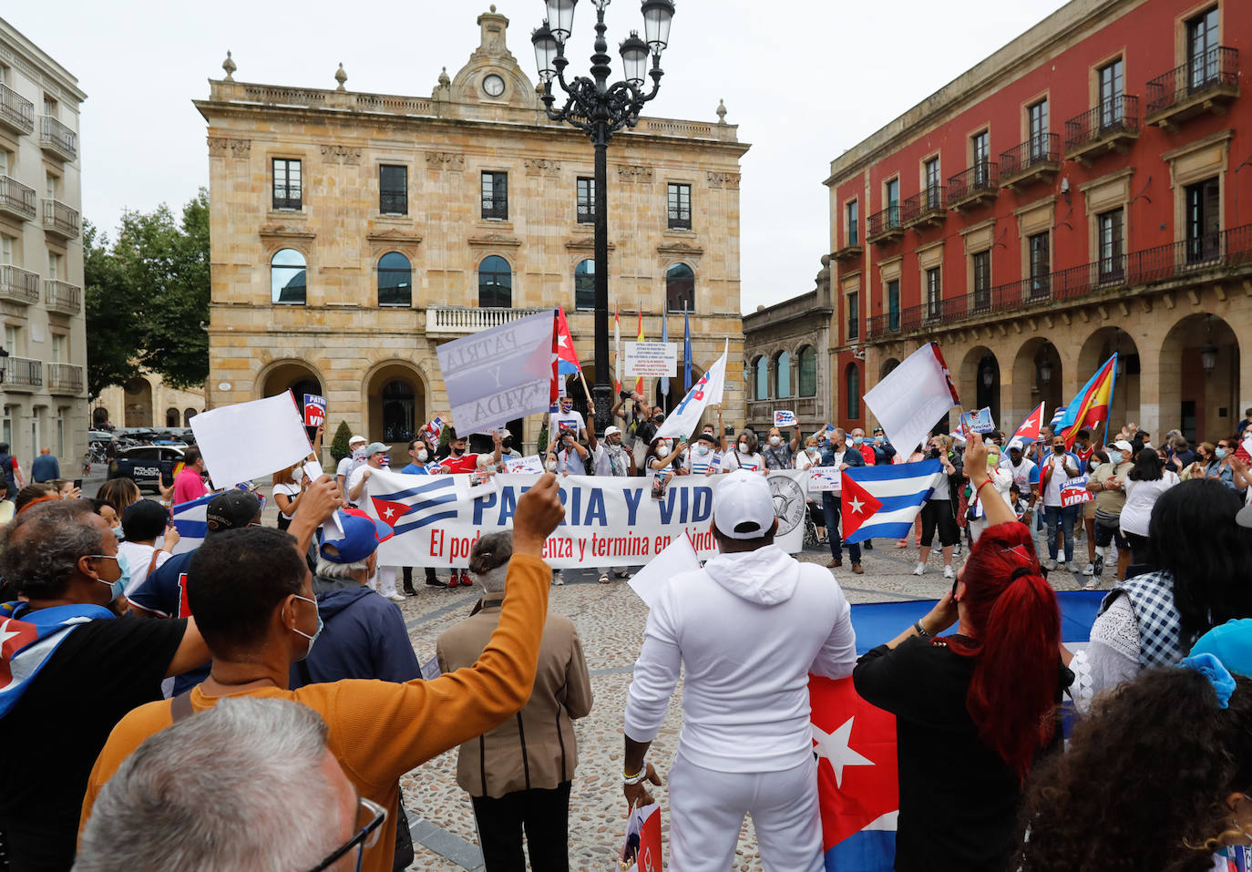 La plaza Mayor de Gijón ha sido escenario de una concentración en apoyo al pueblo cubano. Convocada bajo el lema 'SOS Cuba', ha pedido libertad para los cubanos, «patria y vida».