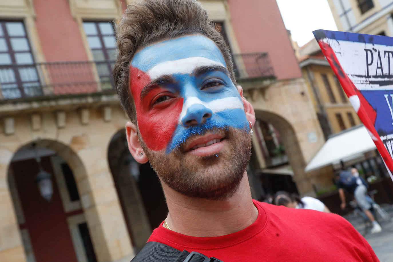 La plaza Mayor de Gijón ha sido escenario de una concentración en apoyo al pueblo cubano. Convocada bajo el lema 'SOS Cuba', ha pedido libertad para los cubanos, «patria y vida».