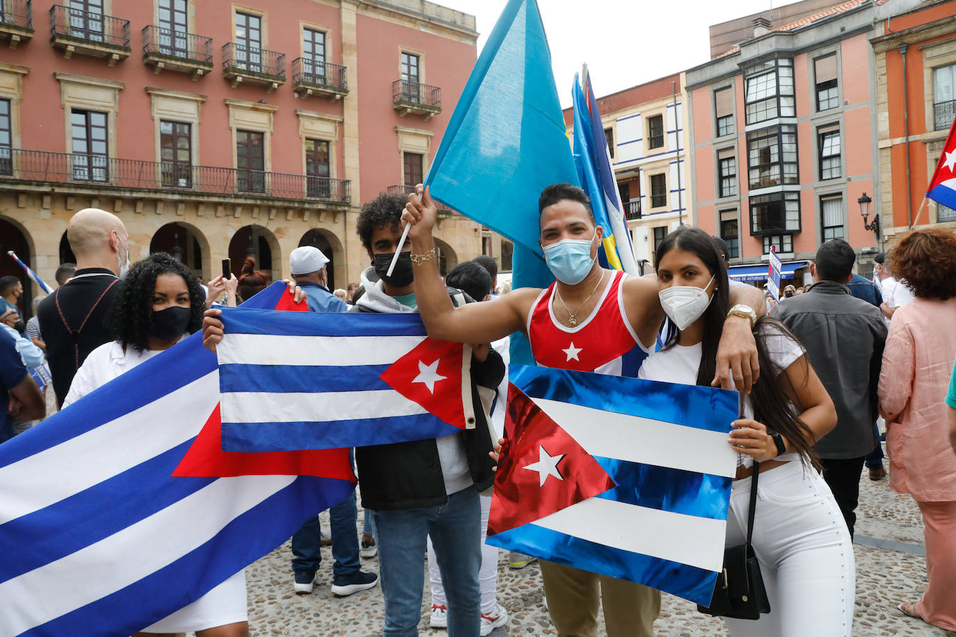 La plaza Mayor de Gijón ha sido escenario de una concentración en apoyo al pueblo cubano. Convocada bajo el lema 'SOS Cuba', ha pedido libertad para los cubanos, «patria y vida».