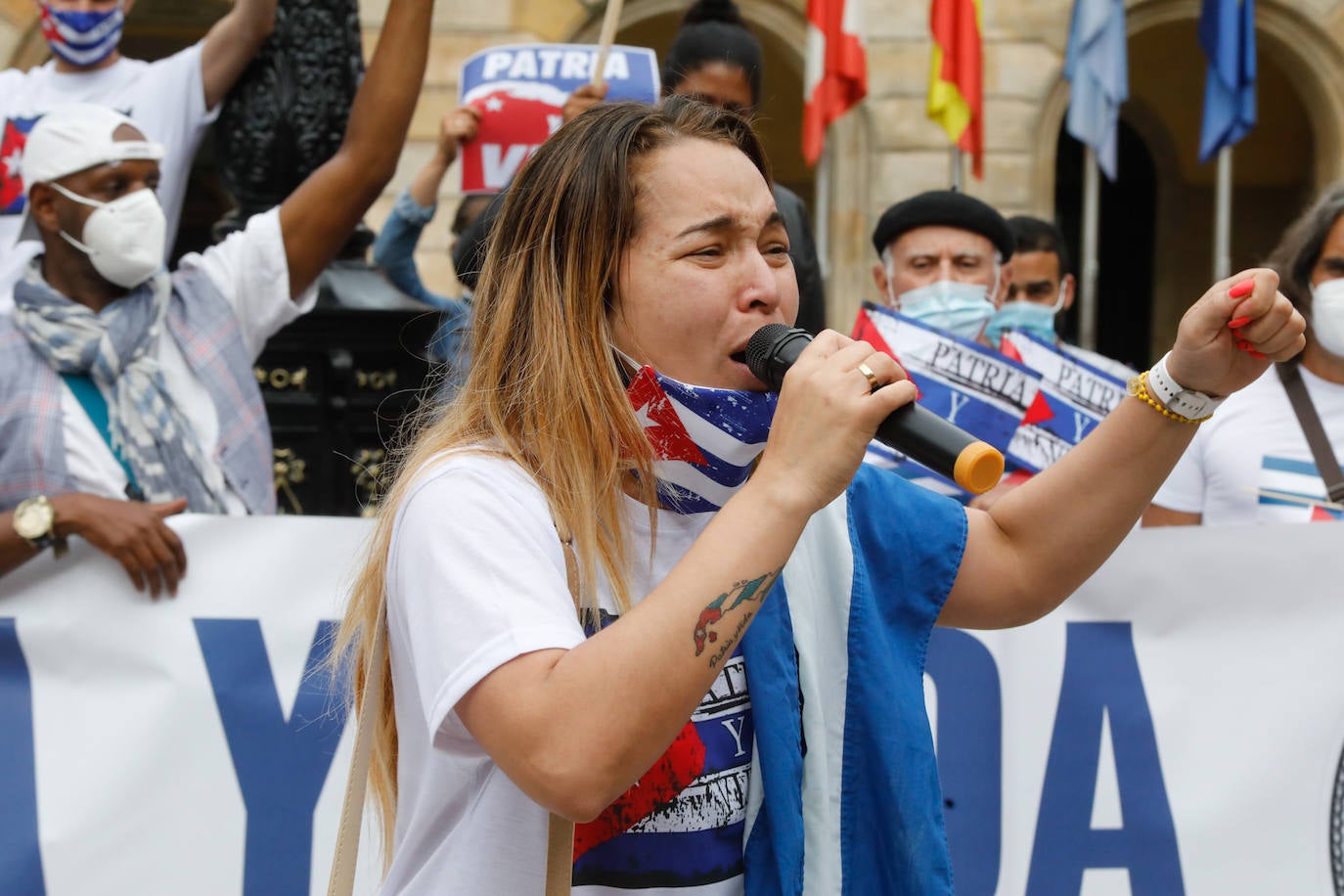 La plaza Mayor de Gijón ha sido escenario de una concentración en apoyo al pueblo cubano. Convocada bajo el lema 'SOS Cuba', ha pedido libertad para los cubanos, «patria y vida».