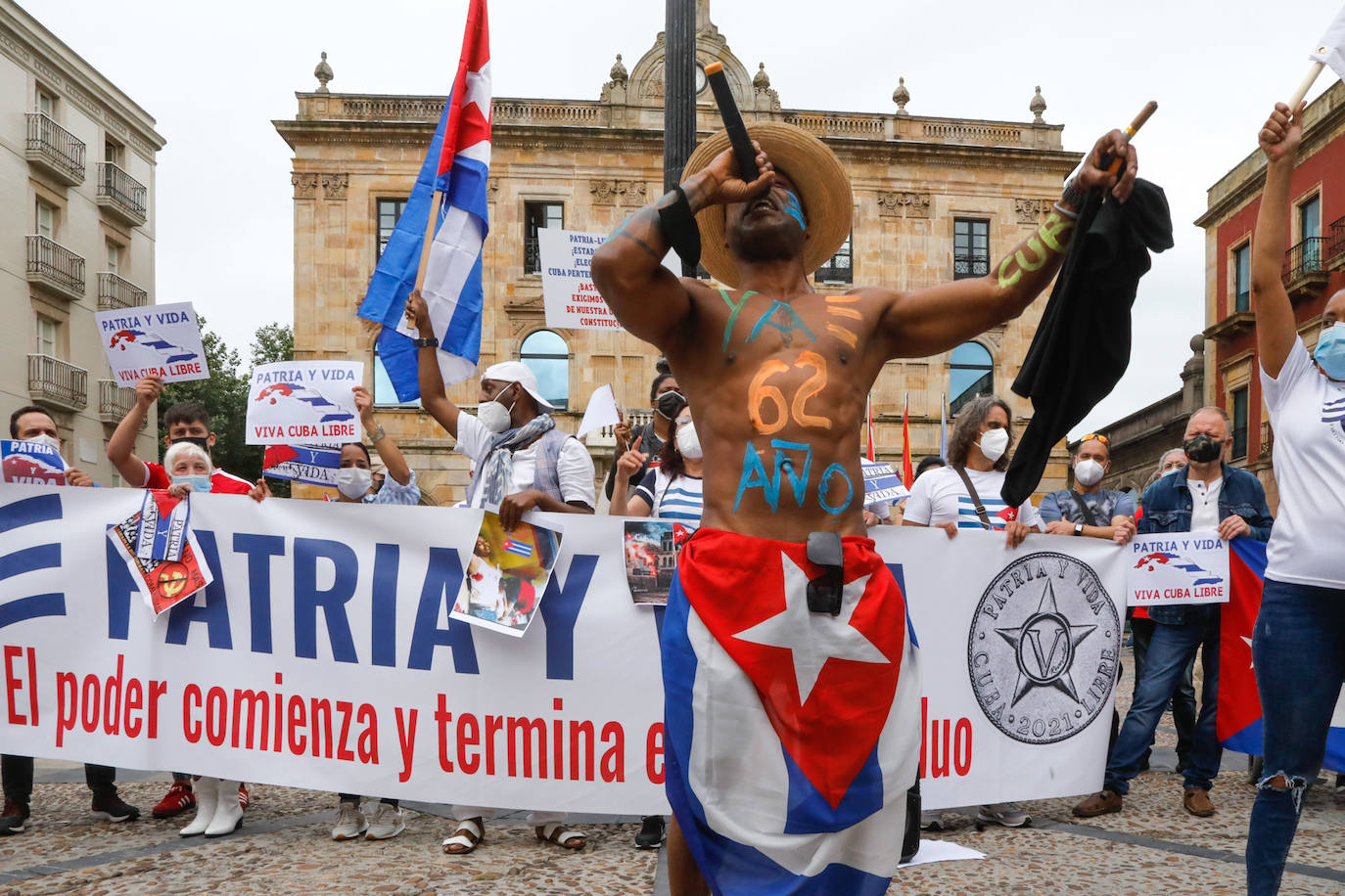 La plaza Mayor de Gijón ha sido escenario de una concentración en apoyo al pueblo cubano. Convocada bajo el lema 'SOS Cuba', ha pedido libertad para los cubanos, «patria y vida».